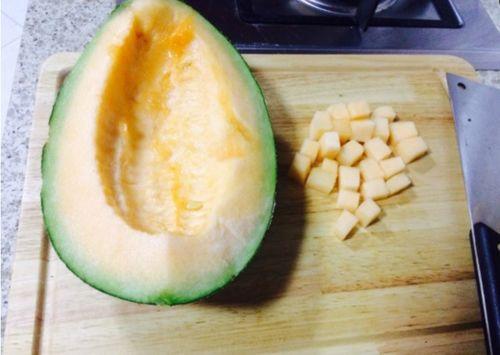 姑娘吃哈密瓜视频,姑娘品尝哈密瓜的甜蜜滋味