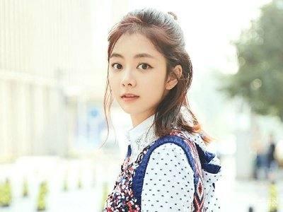 谭松韵下蹲吃瓜视频,网友直呼可爱到爆