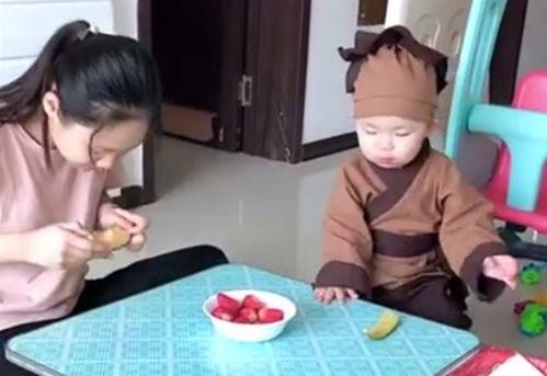 孩子吃哈密瓜可爱视频,萌态十足可爱瞬间