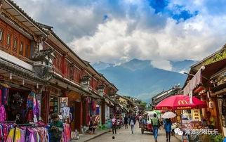 云南古城晚上摆摊吃瓜视频