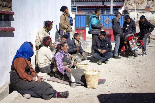 云南边境村民吃瓜事件视频,边境风情下的生活瞬间