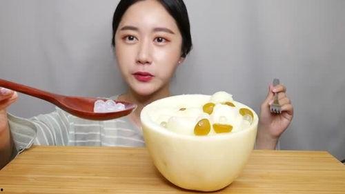 吃哈密瓜的美女沙雕视频,美女沙雕视频引发网友热议