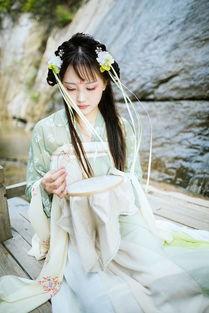 汉服女博主吃瓜视频下载,带你领略古风美食魅力